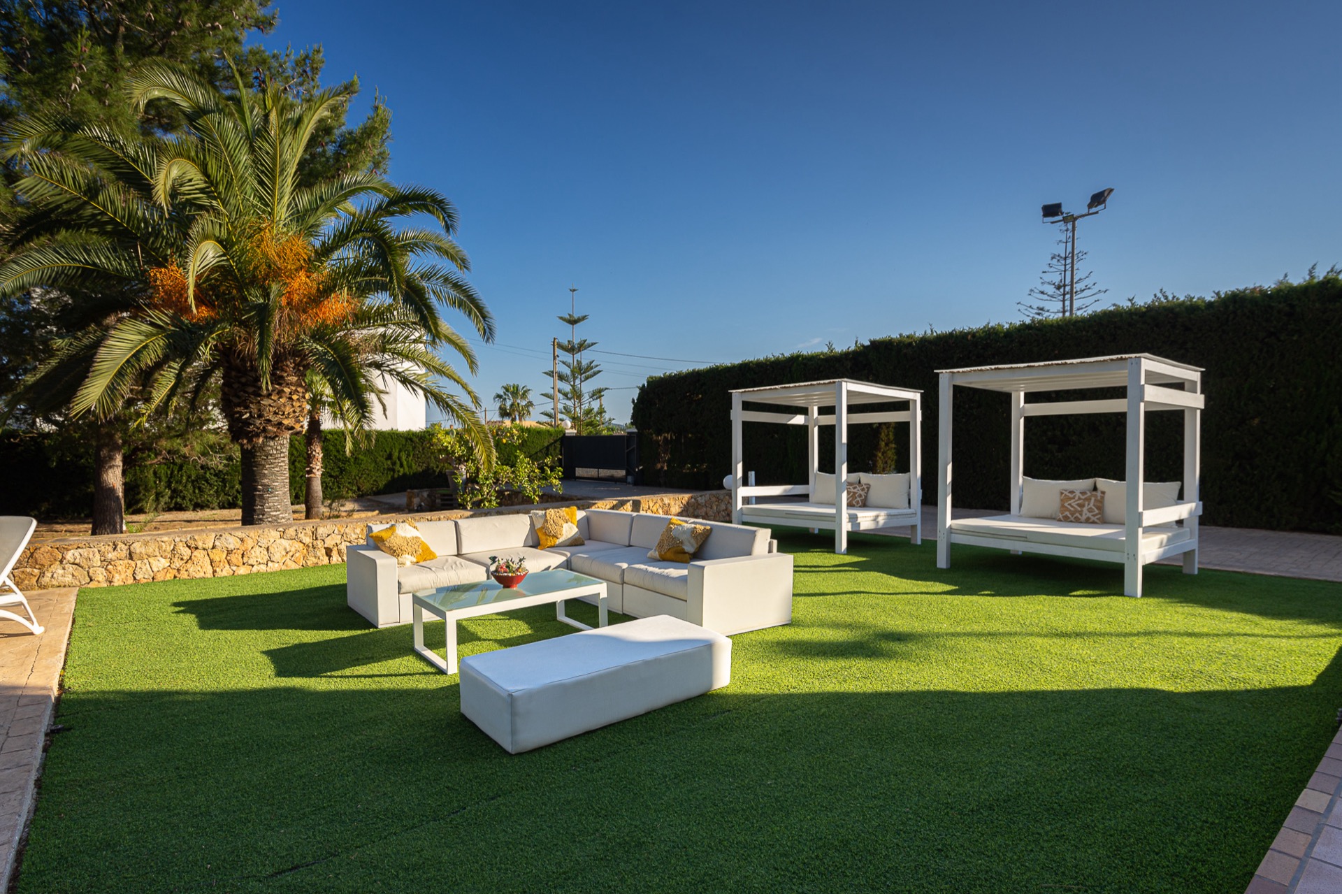 Piscina privada y jardín mediterráneo de Villa Oasis Ibiza en Sant Jordi