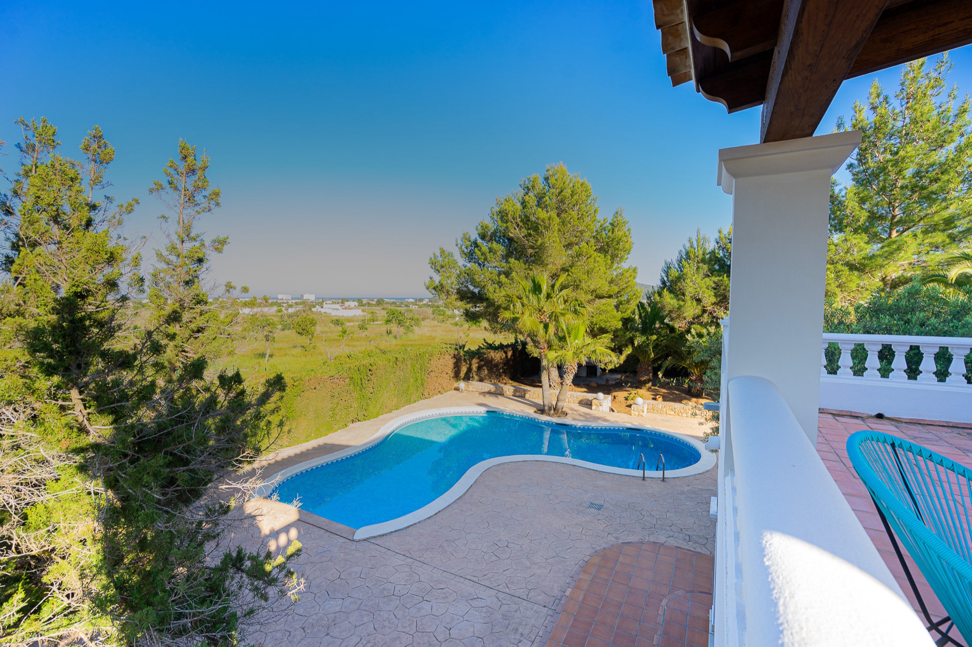 Salón principal de Villa Oasis Ibiza con vistas al jardín privado