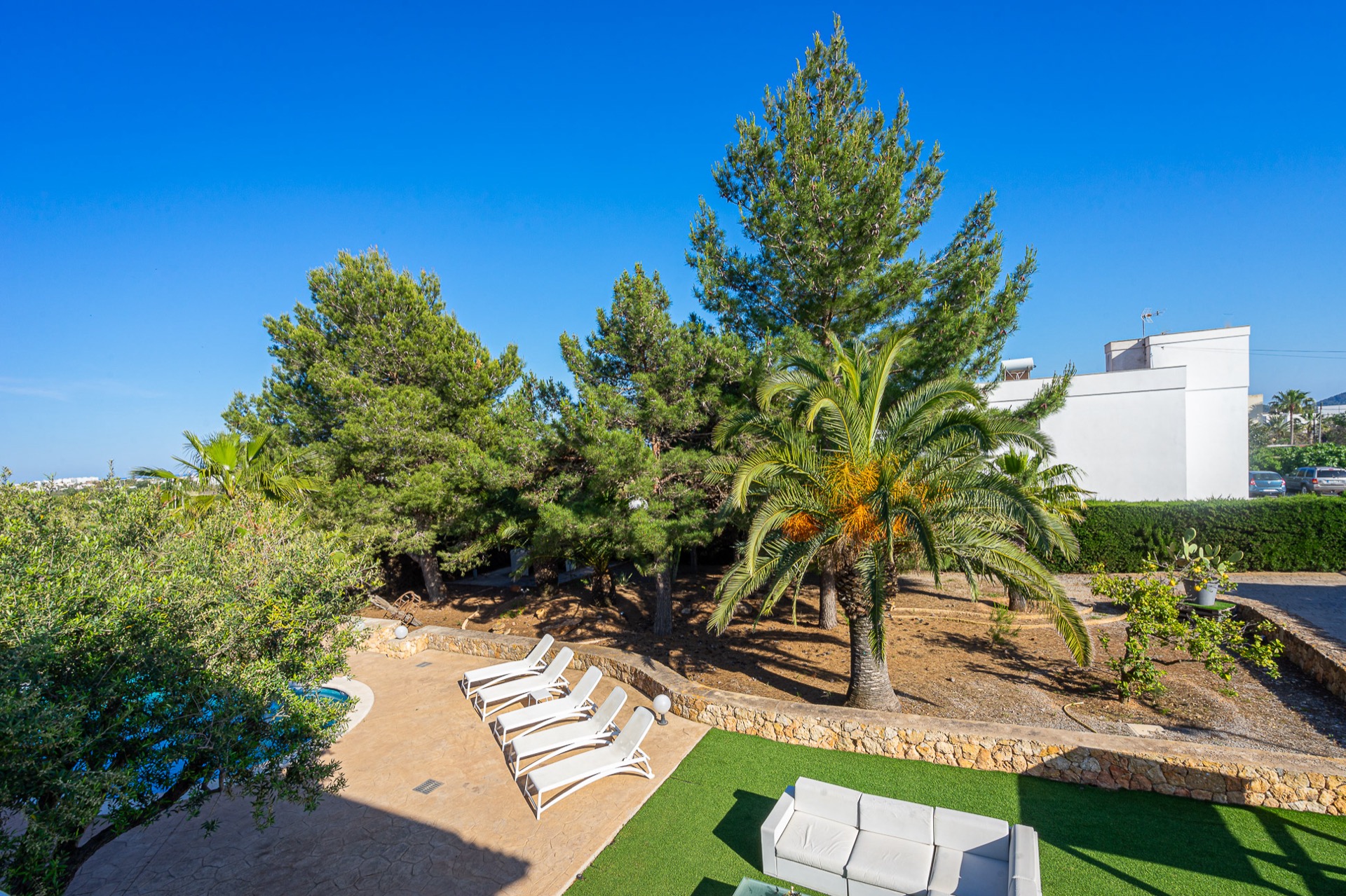 Piscina privada de Villa Oasis Ibiza rodeada de jardín de 3.200 m²