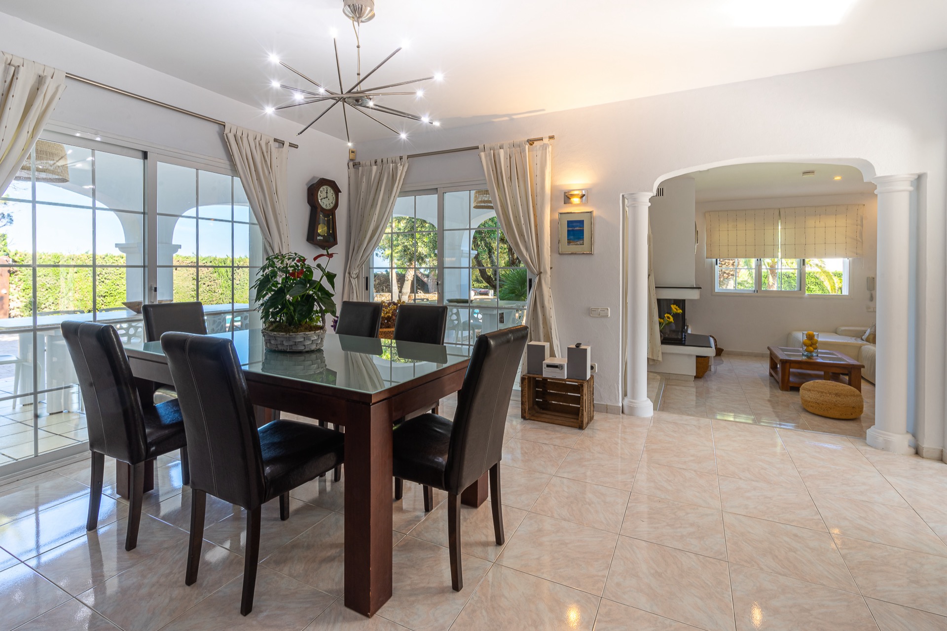 Habitación doble de lujo en Villa Oasis Ibiza con decoración mediterránea